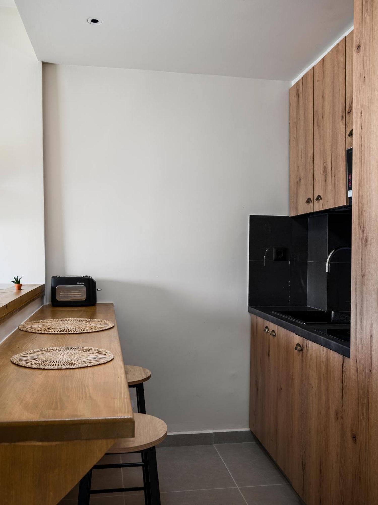Loadstar Rooms & Suites 콘토칼리 외부 사진